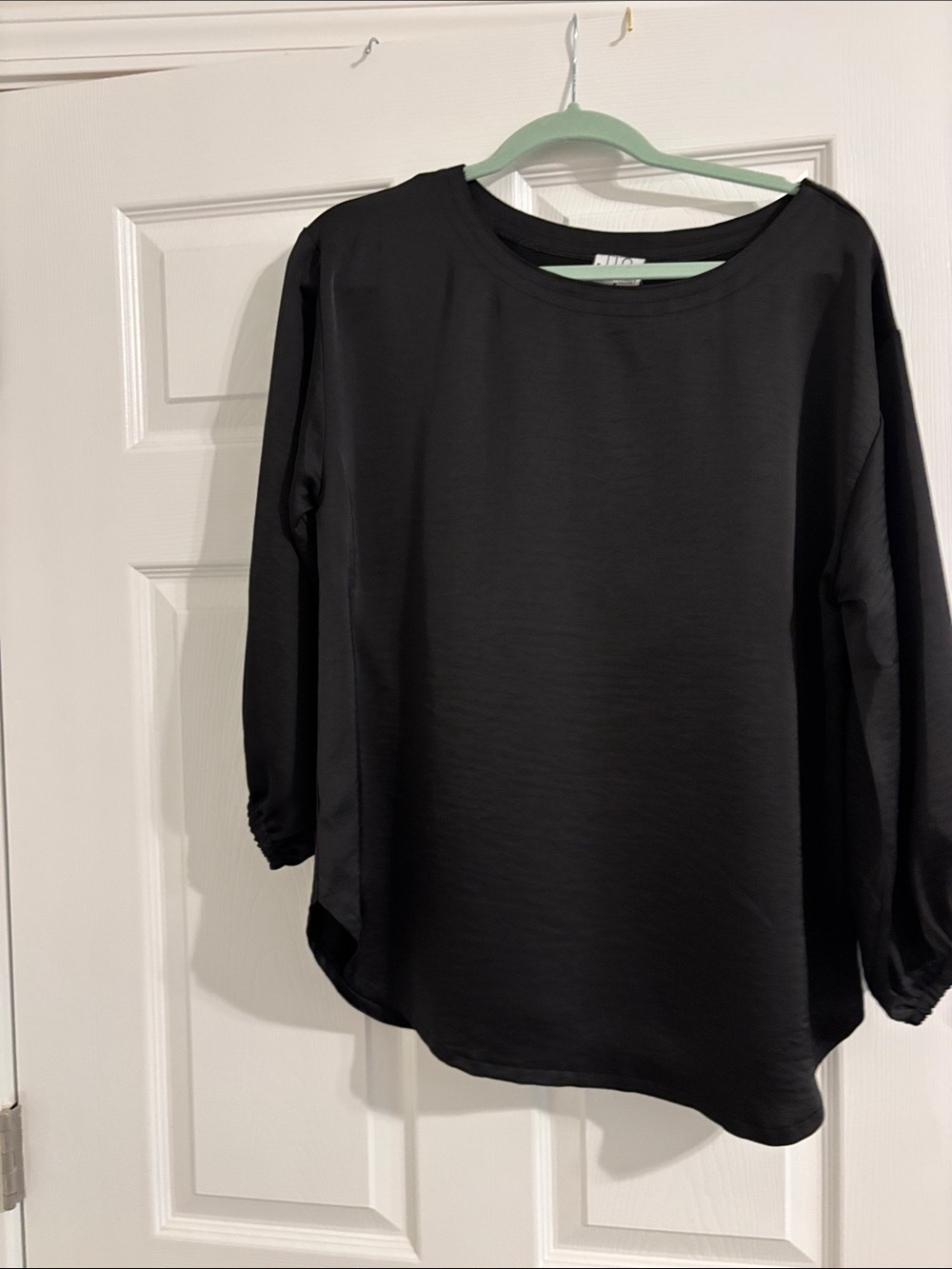 Women's Black Long-Sleeve Crewneck Top